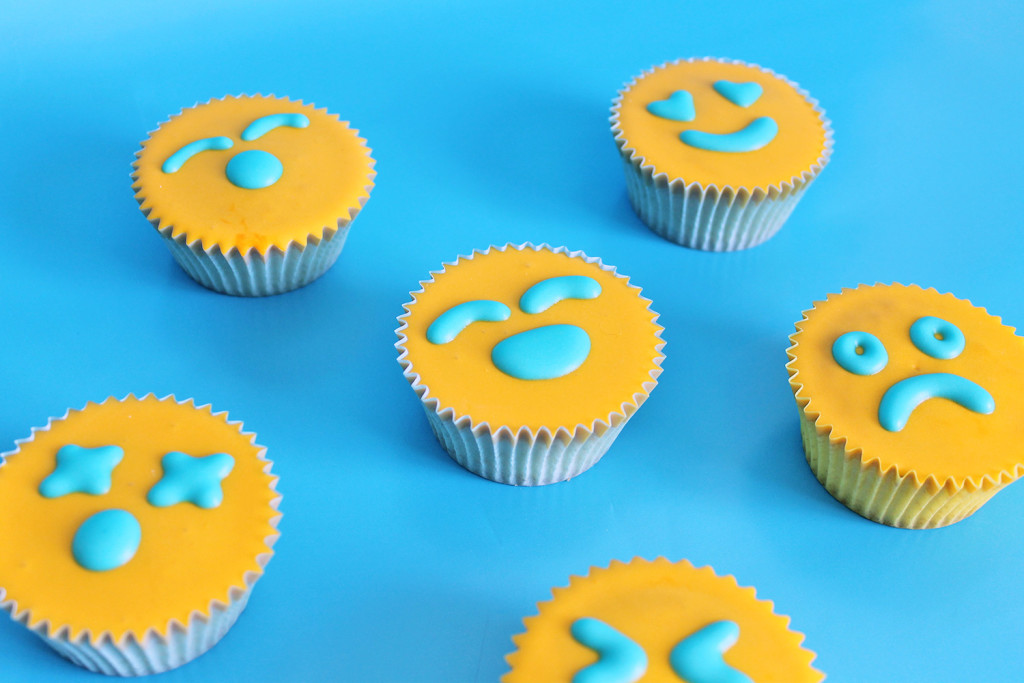 emoji-party-cupcake-sole-emoji-supercolors-2