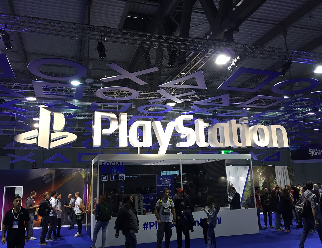 milan-games-week-2017-stand-playstation-super-colors-min