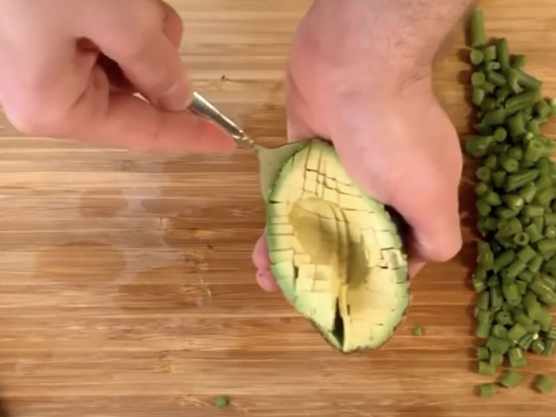 tagliare-a-cubetti-avocado