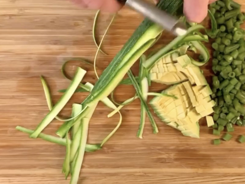 tagliare-zucchine-a-nastro